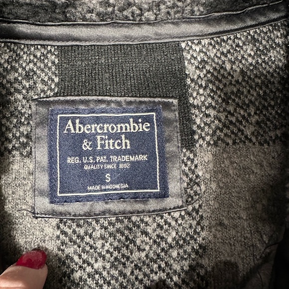 Abercrombie & Fitch Jacket Womens Small Gray Black Plaid Fleece Zip Up Jacket - Picture 9 of 9